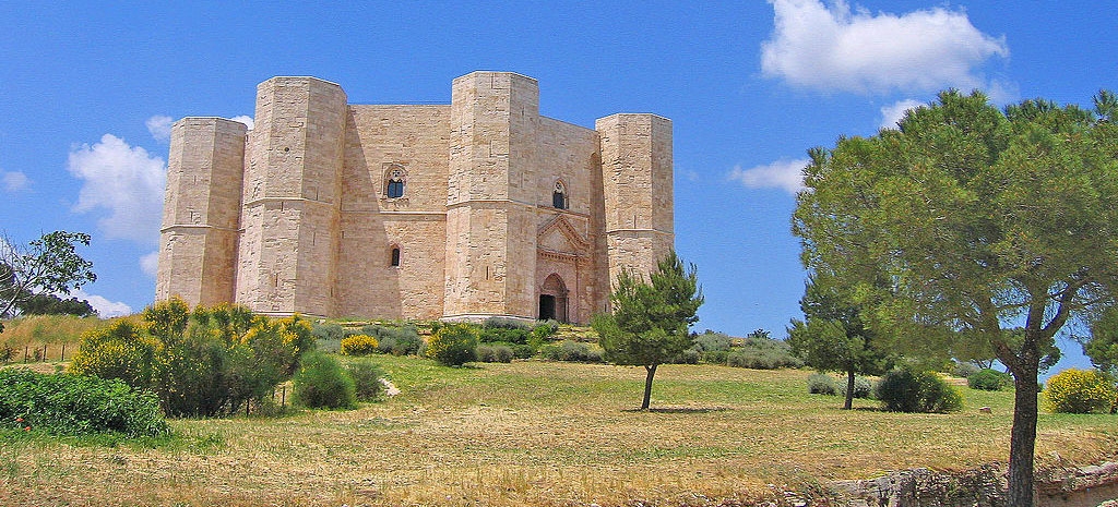 Puglia Castel del MonteBy Guido Radig (Own work) [CC BY 3.0], via Wikimedia Commons