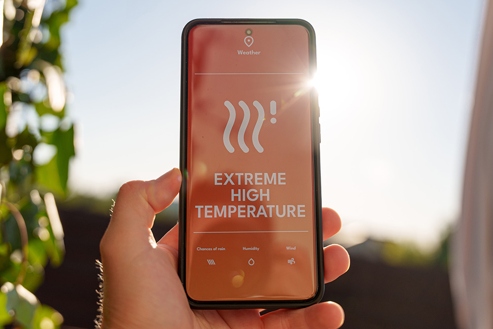 Clamate change travel extreme high temperature warning on smartphone